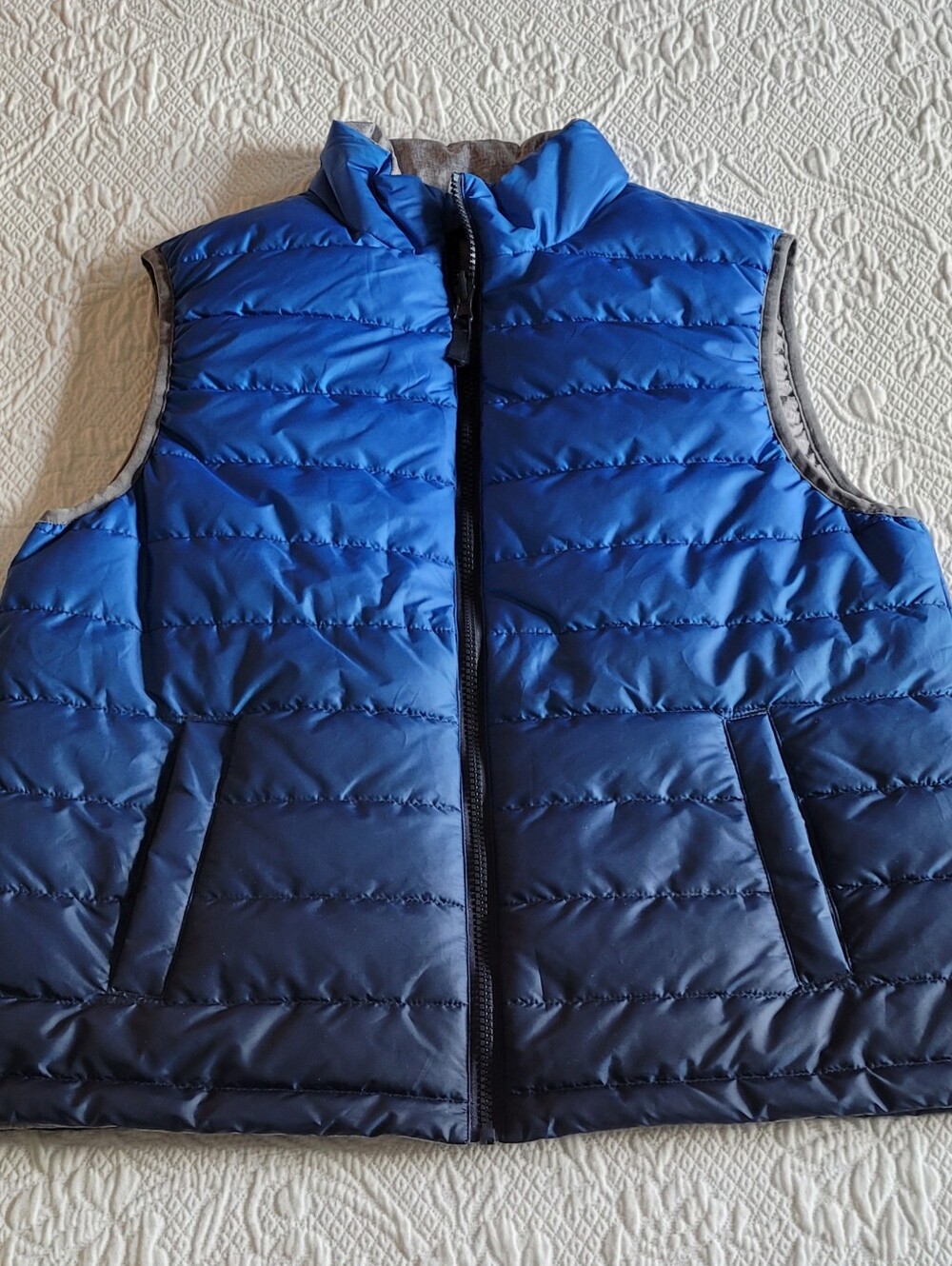 Boy's Blue Ombre Puffer Vest Size Xl 14/16 two front pockets grey inside
